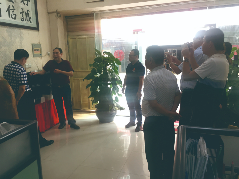 公司董事長陳程給廣西工業和信息化廳領導詳細介紹節電器節電原理及研發生產銷售情況